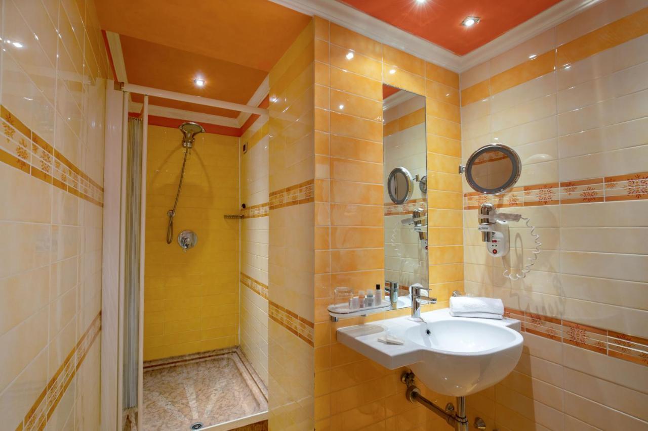 Hotel Homs Рим Екстериор снимка