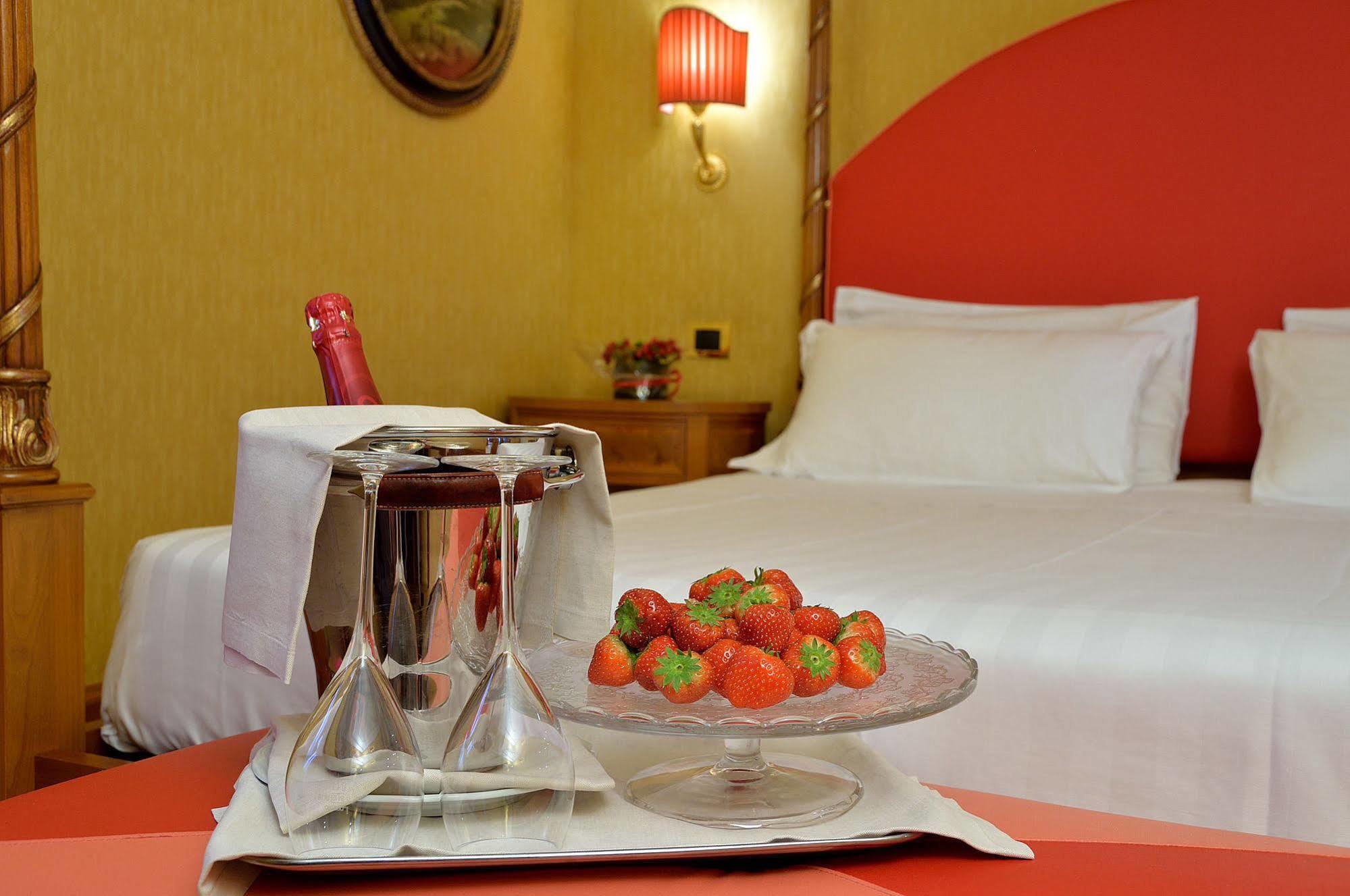 Hotel Homs Рим Екстериор снимка